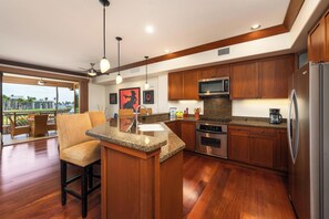 ثلاجة، ميكروويف، فرن، موقد طهي مسطح