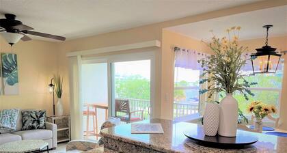 Charming Melbourne Harbor retreat with great view of the harbor and Indian River