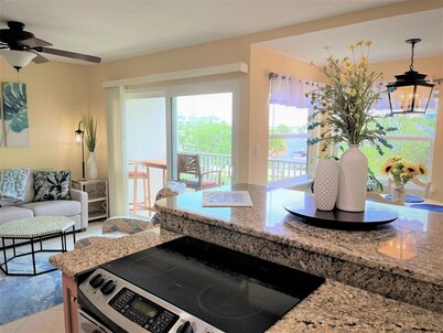 Charming Melbourne Harbor retreat with great view of the harbor and Indian River