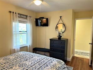 1 habitación, tabla de planchar con plancha y cuna de viaje 