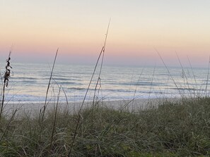 Playa en los alrededores, camastros y toallas de playa 