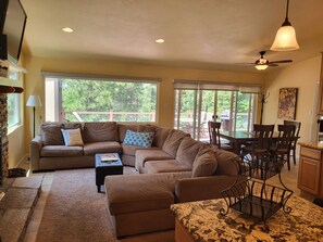 TV - Furnished 4 bdrm mountain retreat in South Lake Tahoe available for 30+ day stay (South Lake Tahoe)