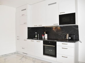 Fridge, oven, dishwasher, cookware/dishes/utensils