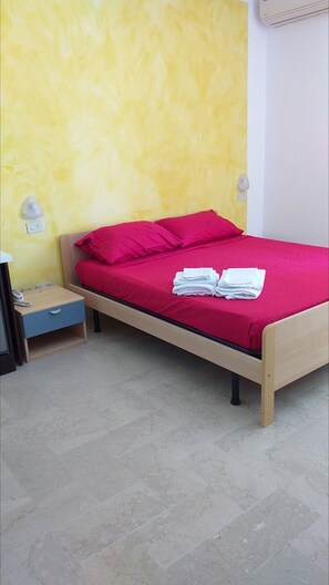 1 dormitori, roba de llit i habitacions accessibles amb cadira de rodes 