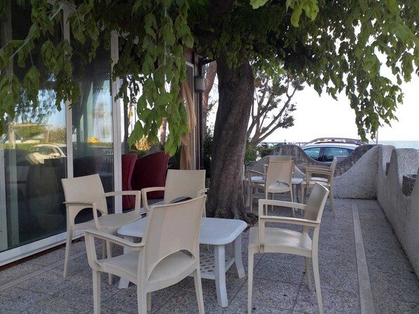 Outdoor dining - Quadruple room for a totally relaxing holiday 20 meters from the sea (Pineto)