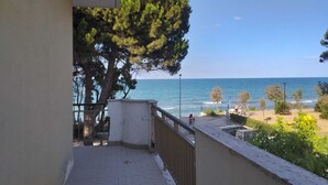 Unclassified image, 3 of 17, button - Quadruple room for a totally relaxing holiday 20 meters from the sea (Pineto)