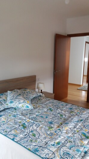 4 bedrooms, iron/ironing board, bed sheets