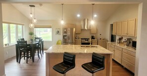 Jääkaappi, mikroaaltouuni, uuni, liesi