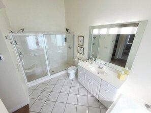 Combined shower/bathtub, jetted bath, hair dryer, towels
