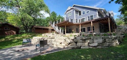 Spacious, Newly Constructed, Lake House