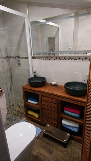 Dusche, Haartrockner, Handtücher, Toilettenpapier