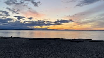 Beach nearby, sun-loungers, beach towels