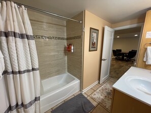 Ensemble douche/baignoire, sĂšche-cheveux, serviettes fournies, savon