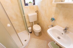 Douche, sèche-cheveux, serviettes fournies