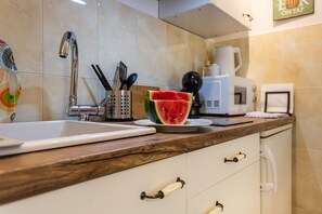 Refrigerador, microondas, cafetera y tetera y tostadora 