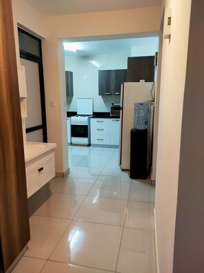 Apartamento | Cocina privada | Frigorífico grande, microondas, horno y placa de cocina