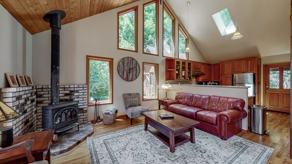 Smart TV, lareira, pebolim, mesa de pingue-pongue