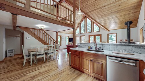 Cozy Cabin Nestled on 2.5 Acres of Pristine Redwood Forest *Hot Tub *Fire Pit!