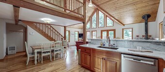 Cozy Cabin Nestled on 2.5 Acres of Pristine Redwood Forest *Hot Tub *Fire Pit!