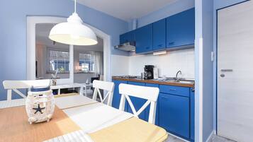 Een koelkast, een kinderstoel