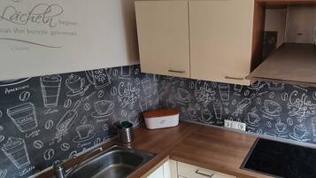 Kühlschrank, Ofen, Geschirrspüler, Wasserkocher mit Kaffee-/Teezubehör