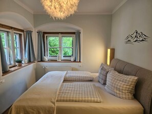 1 bedroom, desk, WiFi, bed sheets