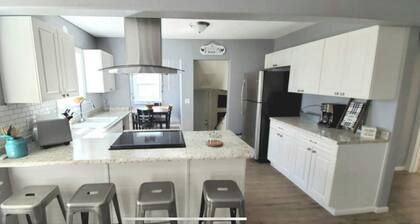 Whitetail cottage! 🦌 Spacious home with game room. Near OIT and SkyLakes.