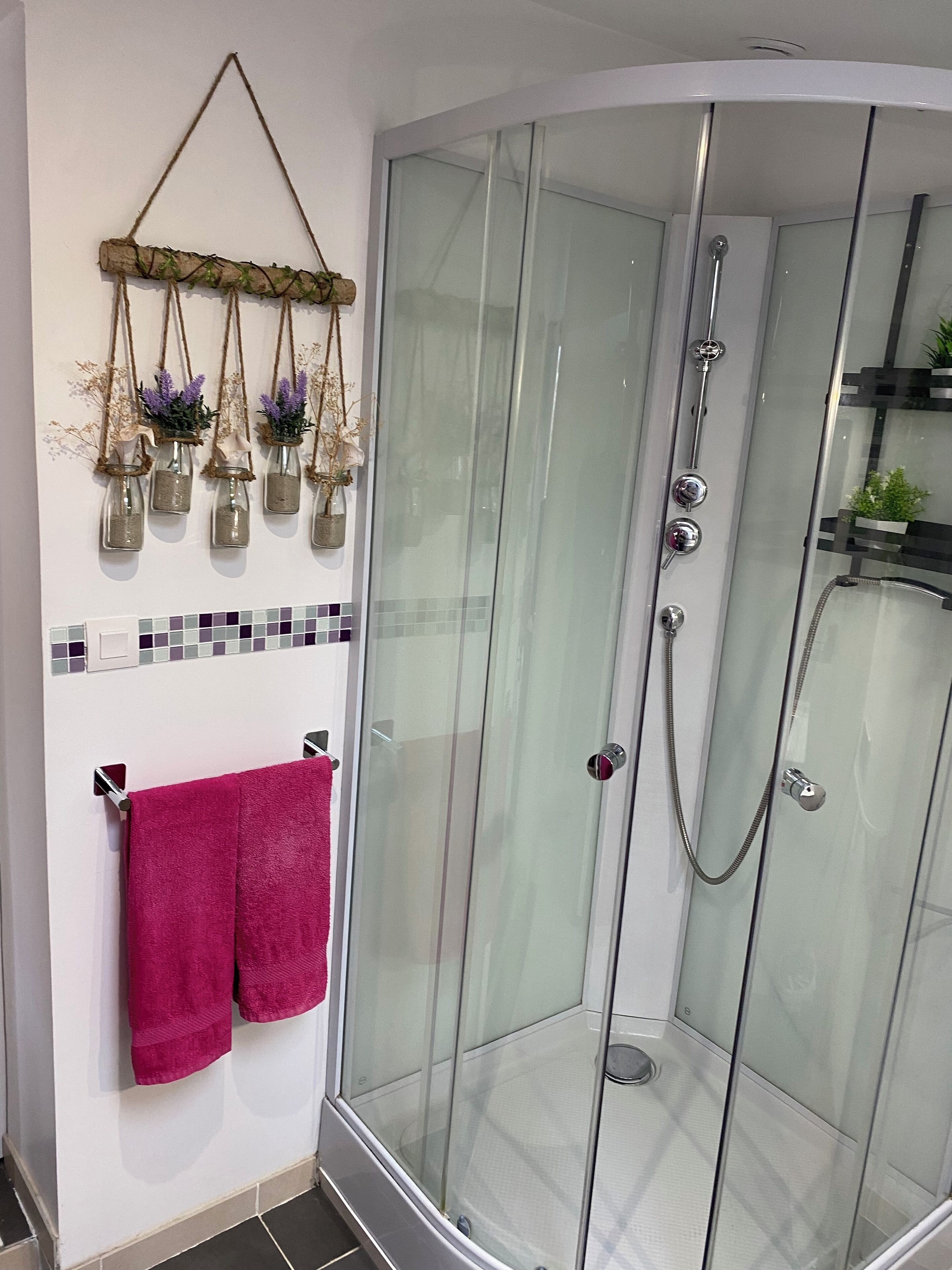 Een douche, een haardroger, handdoeken, toiletpapier