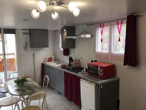 Fridge, microwave, stovetop, coffee/tea maker