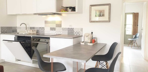 Kühlschrank, Mikrowelle, Herdplatte, Geschirrspüler