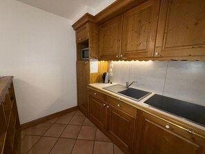 Fridge, dishwasher, coffee/tea maker, toaster
