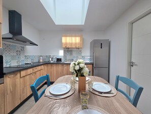 Réfrigérateur, four à micro-ondes, un four, surface de cuisson