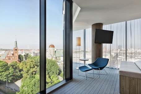 Zimmersafe, Schreibtisch, laptopgeeigneter Arbeitsplatz. Courtyard by Marriott Szczecin City