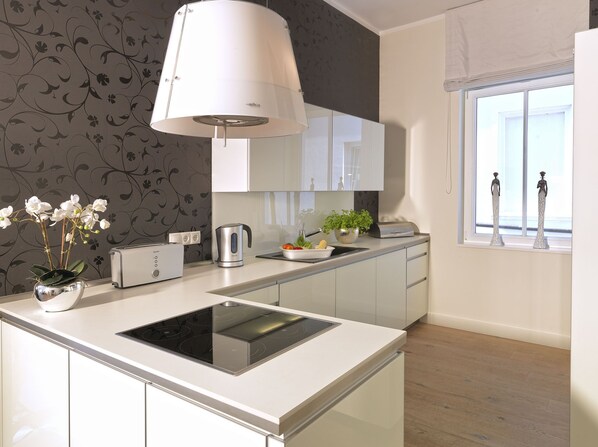 Kühlschrank, Mikrowelle, Ofen, Herdplatte