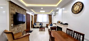 Smart TV, fireplace, streaming services, stereo - Taksim Cihangir Value Apt 3BR: Kitchen, 7Guests, Central Public Transport Access (İstanbul)