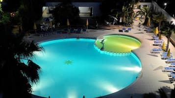 Kauden mukainen ulkouima-allas