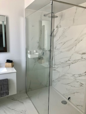 Dusche, Haartrockner, Handtücher, Seife