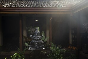 Exterior detail - Stunning piece of Colonial Architecture draped in 25 acres of lush greenery! (Ratnapura)