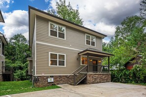 Exterior - RIVERCATION, Sleep With the SOUND of the RIVER, Walk Downtown!!! (Gatlinburg)