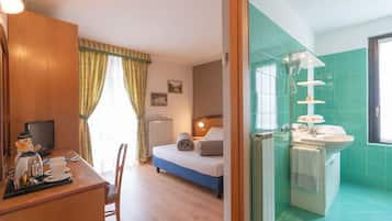 Habitación superior, balcón | Caja de seguridad en la habitación, wifi gratis y ropa de cama