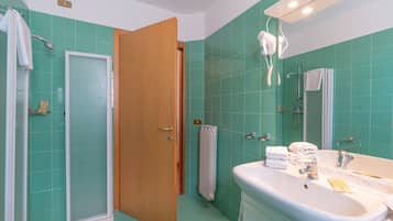 Regadera, regadera tipo lluvia, bidet, toallas