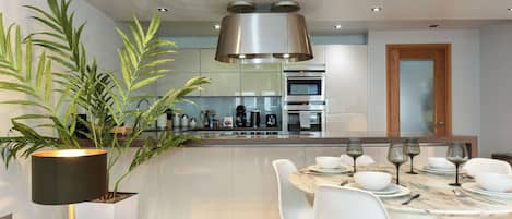 Appartement supérieur | Cuisine privée | Réfrigérateur grande capacité avec congélateur, four à micro-ondes