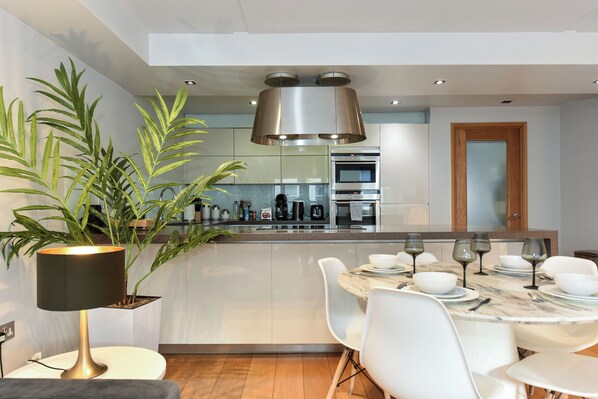 Superior Apartment | Private kitchen | Full-sized fridge, microwave, oven, stovetop