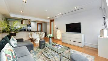Superior-Apartment | Wohnbereich | 49-Zoll-Smart-TV mit Satellitenempfang, Fernseher, Netflix