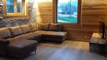 TV connectée, cheminée, baby-foot, livres