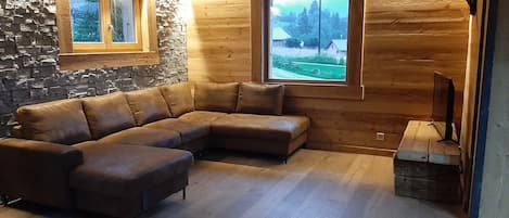 TV connectée, cheminée, baby-foot, livres