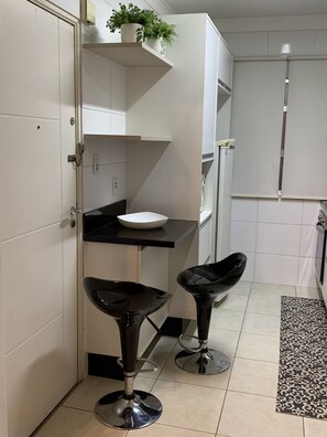 Geladeira, micro-ondas, fogão, cooktop