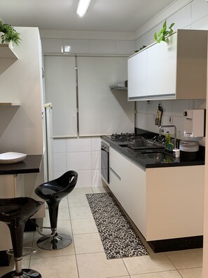 Fridge, microwave, oven, stovetop - Modernized, quiet area 100 meters from the metro! (São Paulo)