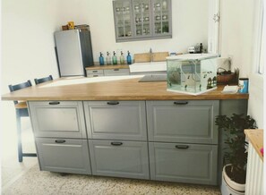 Refrigerador, horno, parrilla de estufa y cafetera y tetera 