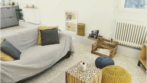 Uma sala de estar aconchegante com sofá, mesa de centro e um cesto de madeira.
